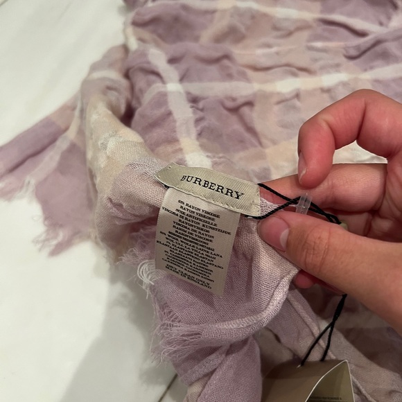 Authentic Burberry scarf new with tags - Picture 3 of 4